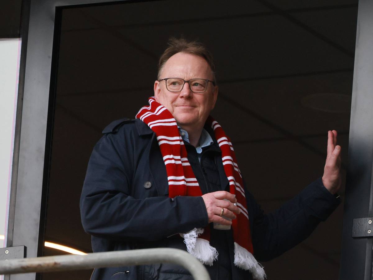 1. FC Köln gegen FC Augsburg im Oktober 2025: Kölns Oberbürgermeister Torsten Burmester aufd er Tribüne.
