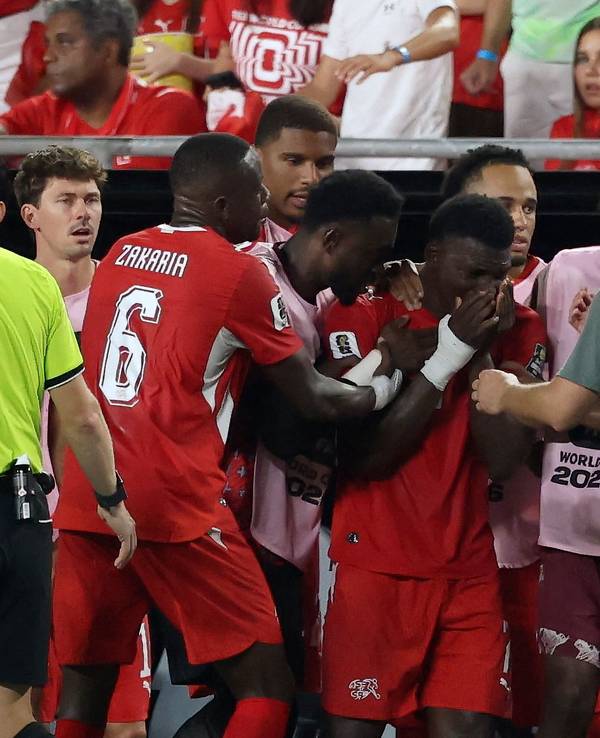 Breel Embolo weint nach seinem Platzverweis bei der WM 2026.