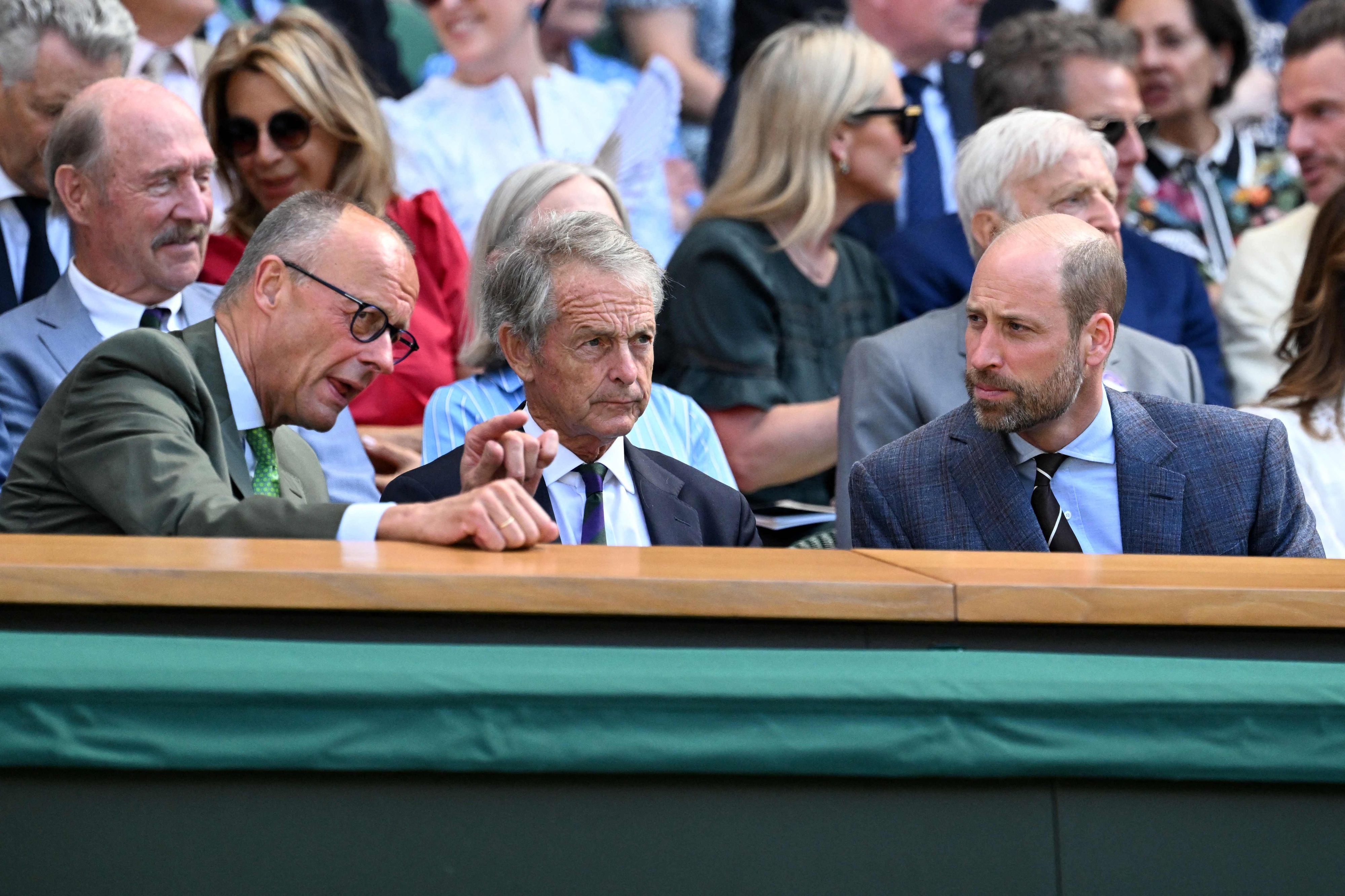 Prinz William (r) unterhält sich in der Royal Box mit Bundeskanzler Friedrich Merz vor dem Wimbledon-Finale der Herren zwischen Jannik Sinner und Alexander Zverev.