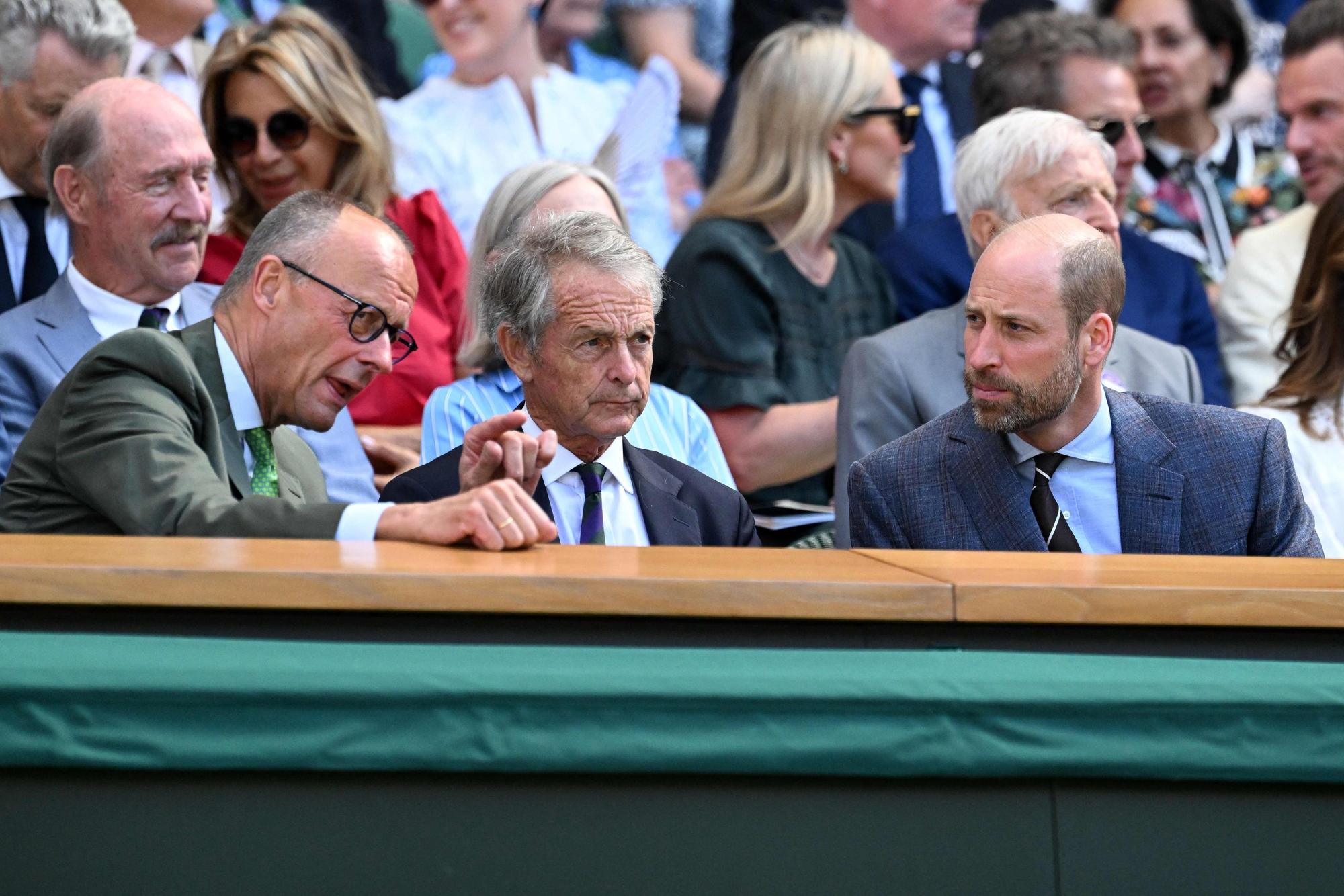 Prinz William (r) unterhält sich in der Royal Box mit Bundeskanzler Friedrich Merz vor dem Wimbledon-Finale der Herren zwischen Jannik Sinner und Alexander Zverev.