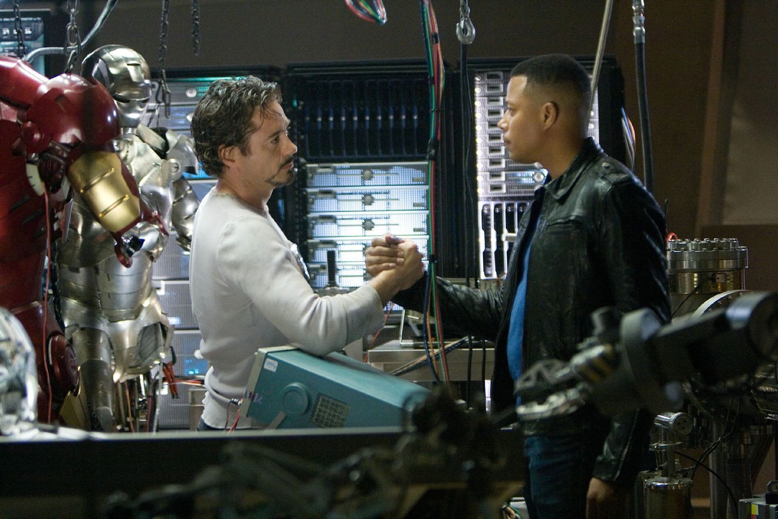 Tony Stark (Robert Downey Jr., links) und Rhodey (Terrence Howard) wollen aus der Welt einen besseren Ort machen. 
 (Bild: 2008 MVL Film Rinance LLC.)