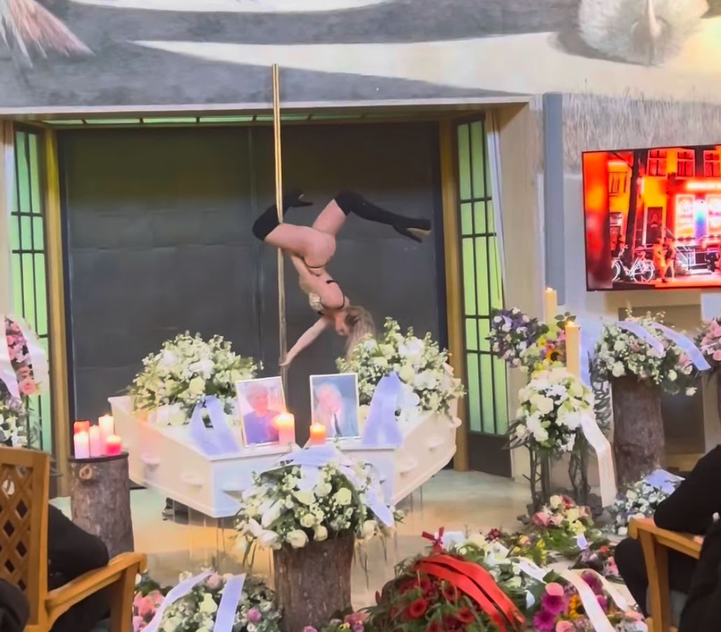 Eine halbnackte Blondine tanzte auf einer Beerdigung an einer Poledance-Stange.