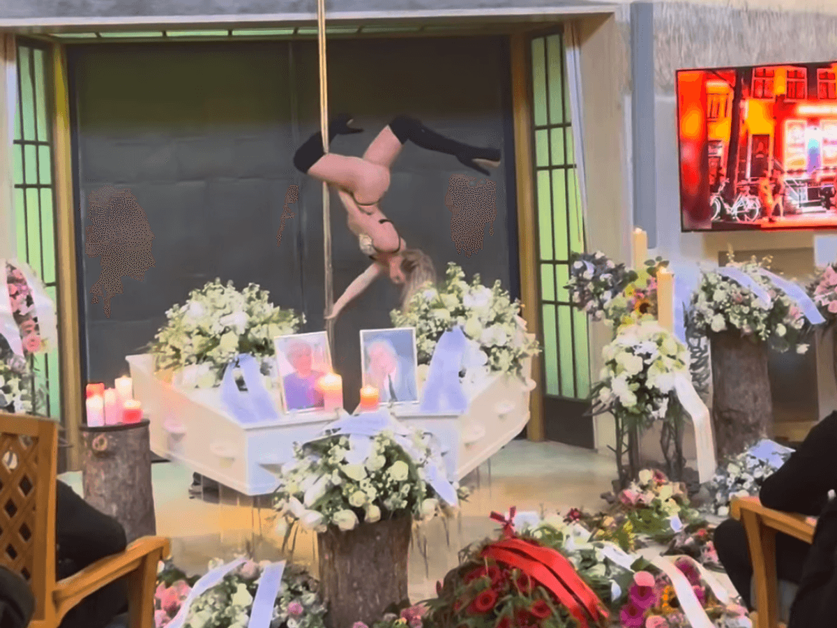 Eine halbnackte Blondine tanzte auf einer Beerdigung an einer Poledance-Stange.