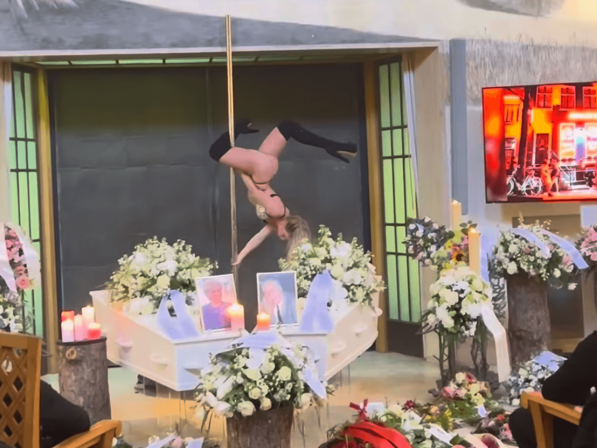 Eine halbnackte Blondine tanzte auf einer Beerdigung an einer Poledance-Stange.