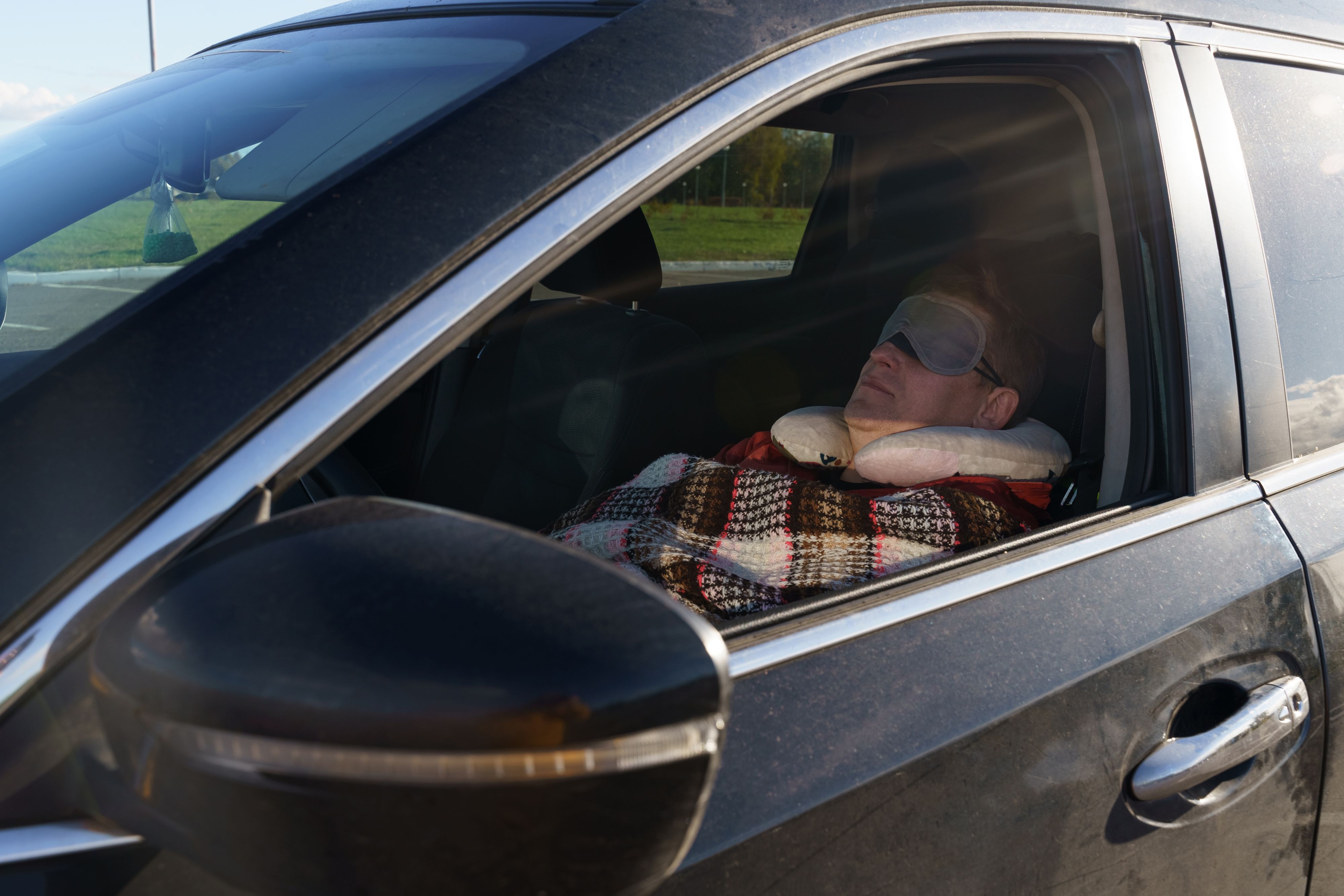 In Köln schlief ein Mann in seinem Auto und wurde überfallen.