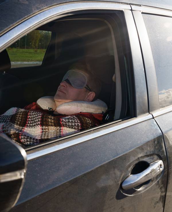 In Köln schlief ein Mann in seinem Auto und wurde überfallen.