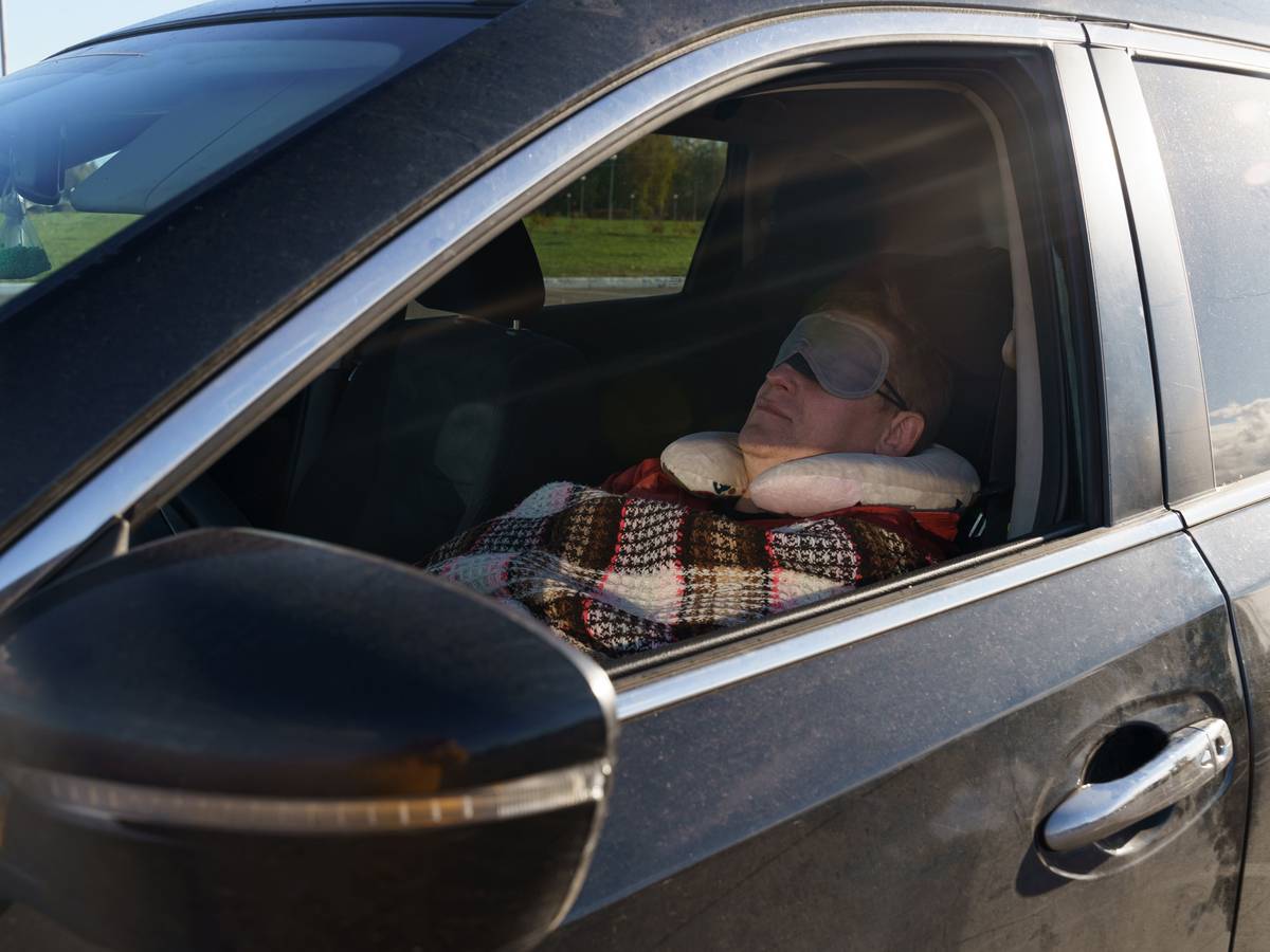 In Köln schlief ein Mann in seinem Auto und wurde überfallen.