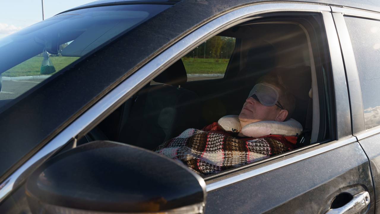 In Köln schlief ein Mann in seinem Auto und wurde überfallen.