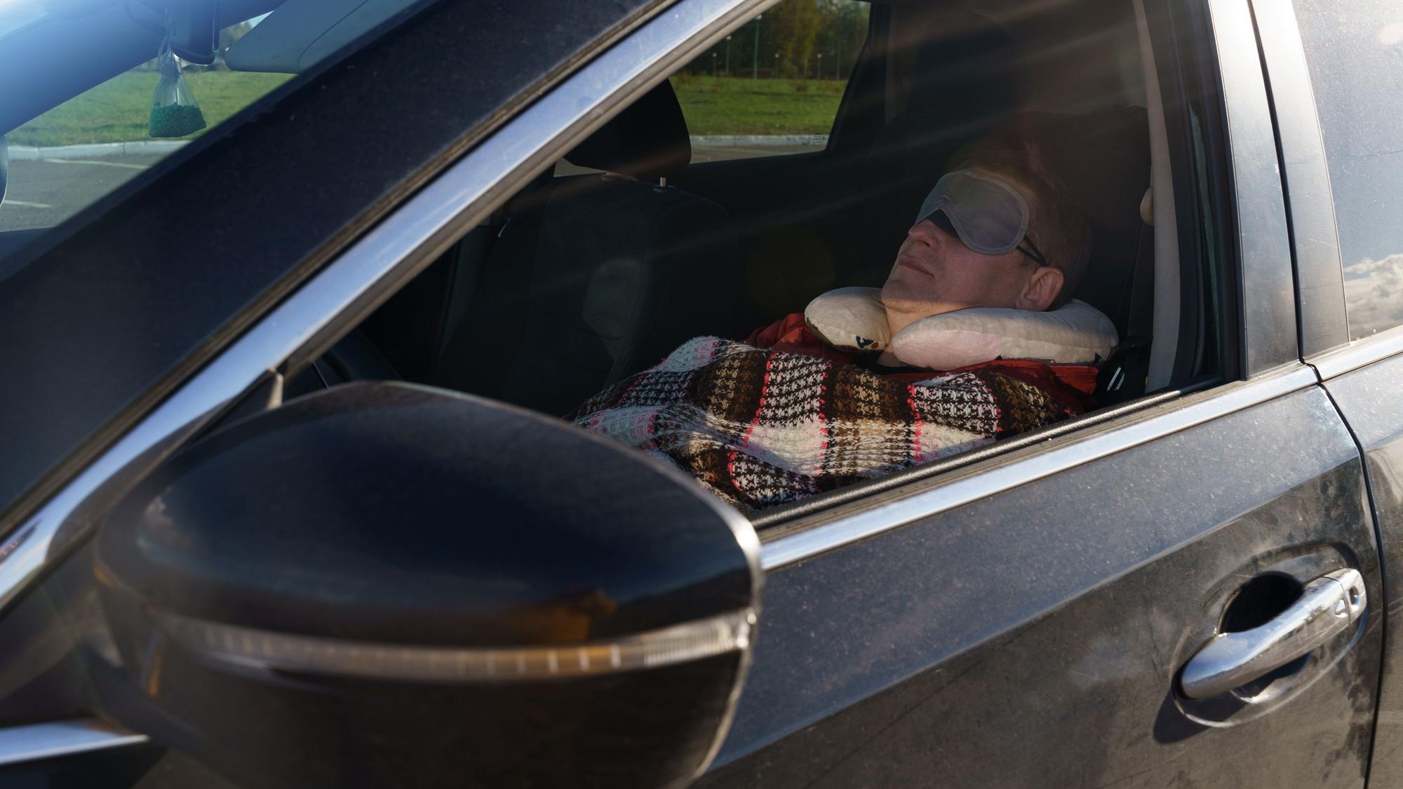 In Köln schlief ein Mann in seinem Auto und wurde überfallen.