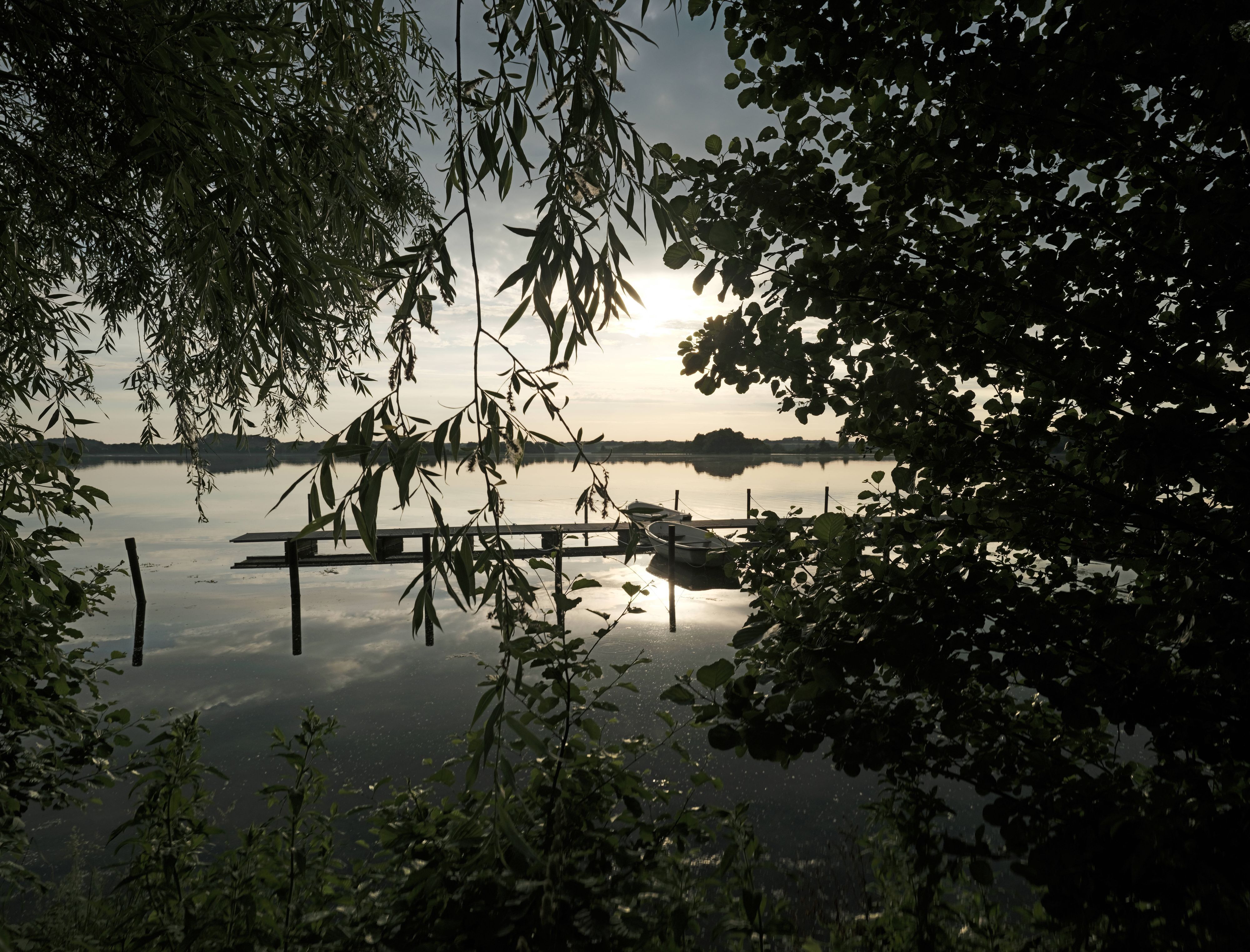 Zum Start der Sommerferien sorgte ein CDU-Post in Brandenburg für einigen Hohn. Das Bild zeigt Boote bei Fürstenwerder am Wahrensee in Brandenburg.