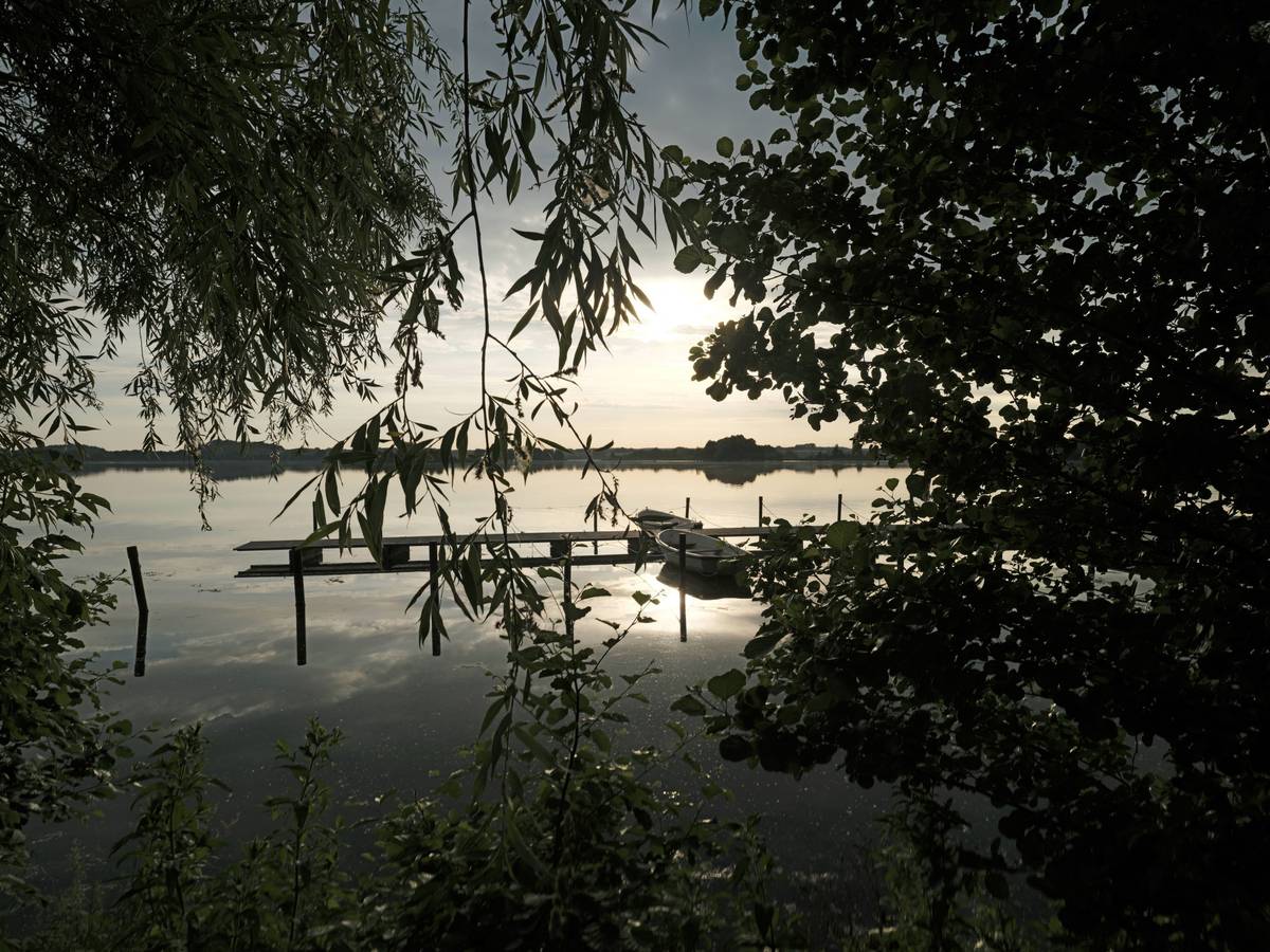 Zum Start der Sommerferien sorgte ein CDU-Post in Brandenburg für einigen Hohn. Das Bild zeigt Boote bei Fürstenwerder am Wahrensee in Brandenburg.