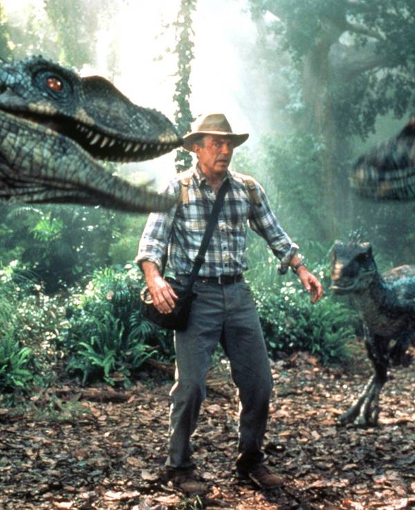 Der Paläontologe Alan Grant (Sam Neill) findet sich in dieser Filmszene von "Jurassic Park III" plötzlich von einer Gruppe Dinosaurier umringt.