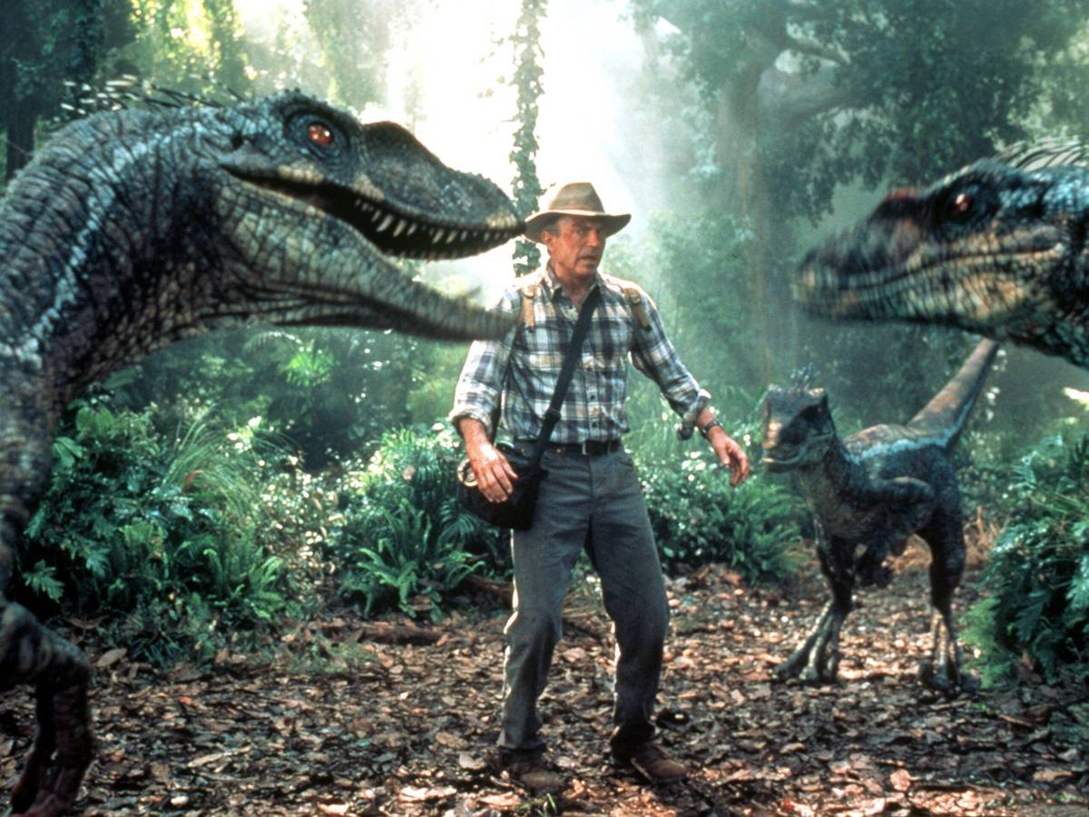 Der Paläontologe Alan Grant (Sam Neill) findet sich in dieser Filmszene von „Jurassic Park III“ plötzlich von einer Gruppe Dinosauriern umringt.