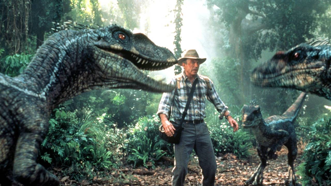 Der Paläontologe Alan Grant (Sam Neill) findet sich in dieser Filmszene von "Jurassic Park III" plötzlich von einer Gruppe Dinosaurier umringt.