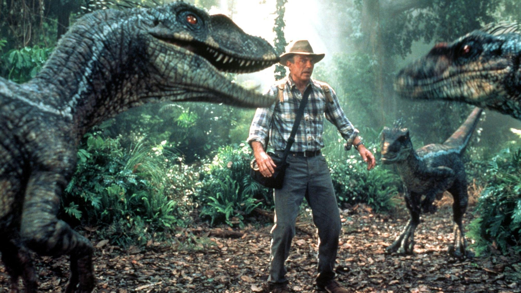 Der Paläontologe Alan Grant (Sam Neill) findet sich in dieser Filmszene von "Jurassic Park III" plötzlich von einer Gruppe Dinosaurier umringt.