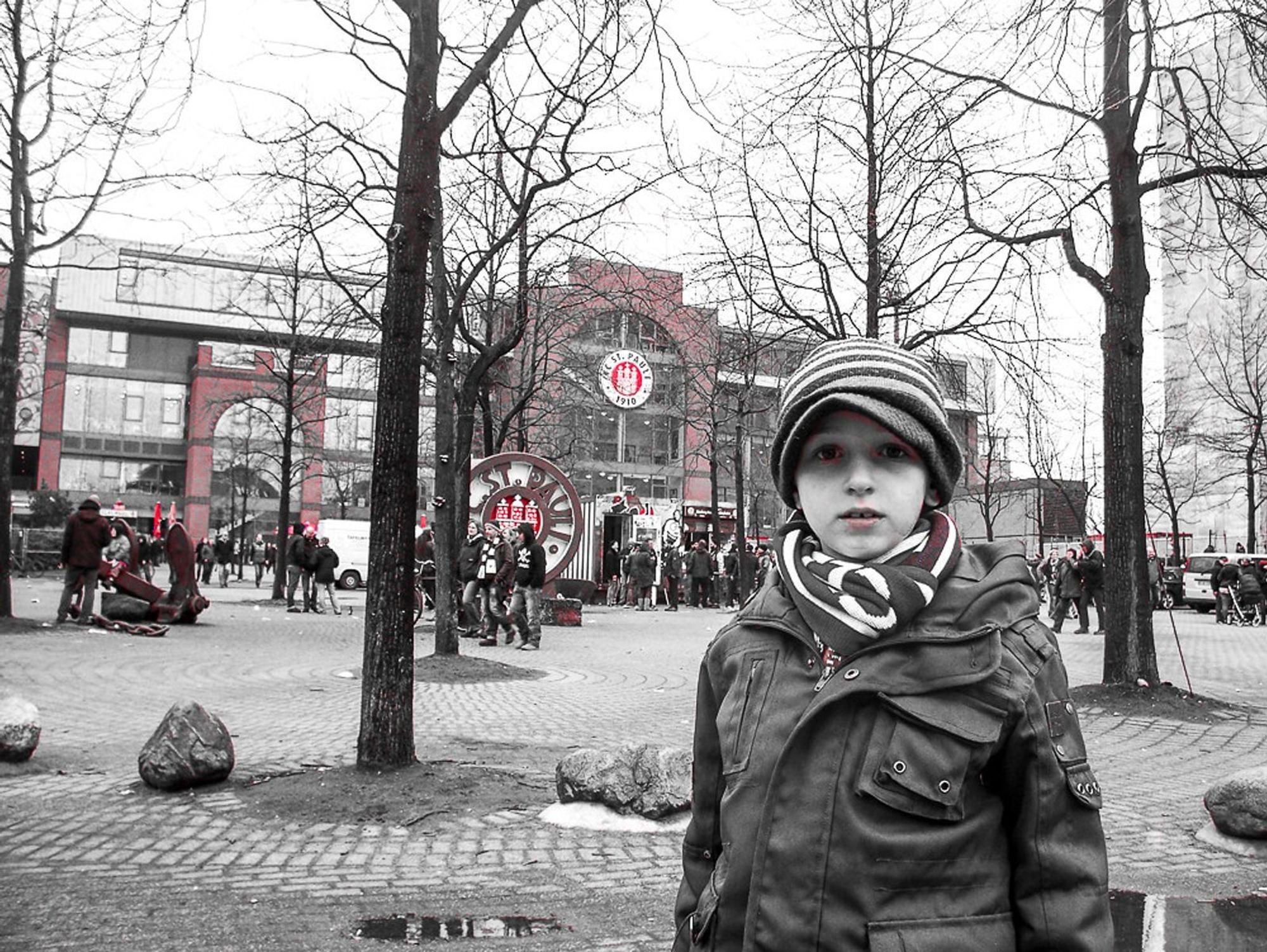 Seit Jason sechs Jahre alt ist sucht er nach seinem Lieblingsverein. (Bild: Wochenendrebellen)