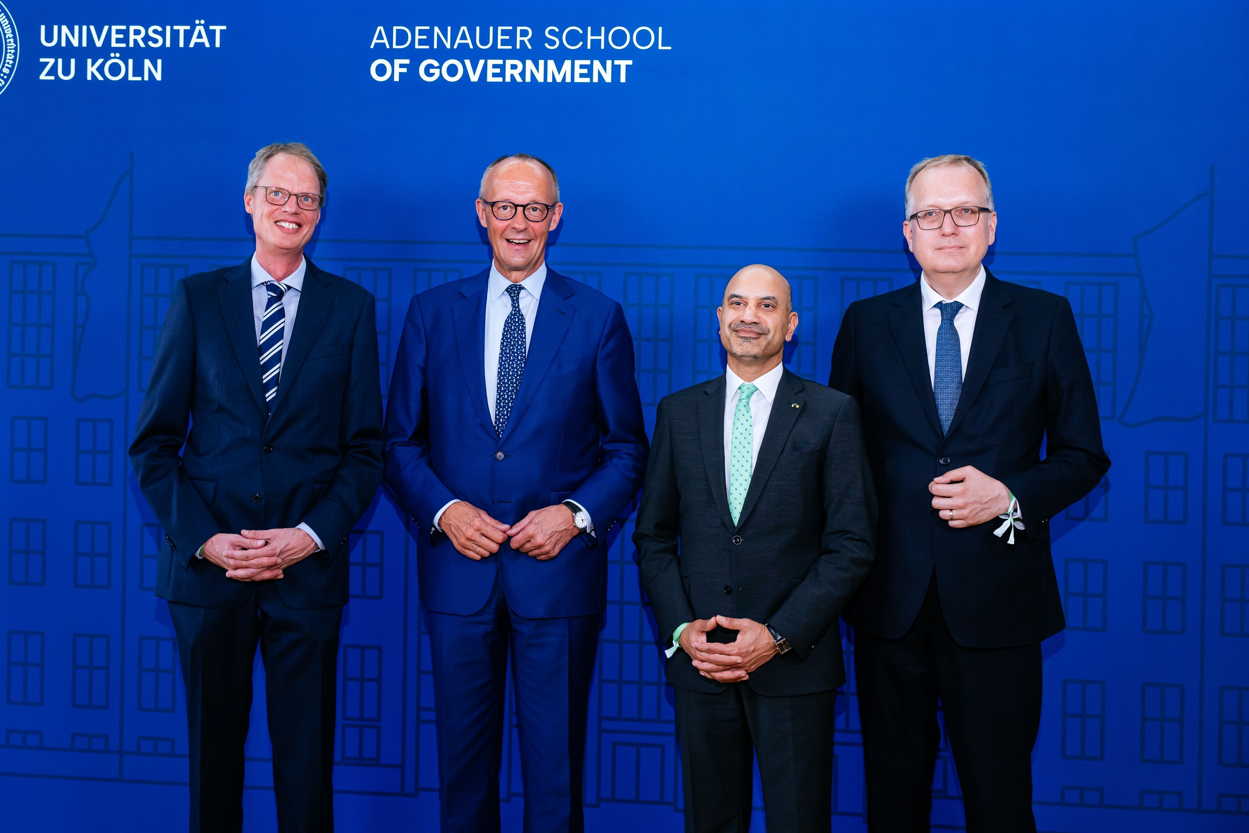 13.07.2026, Köln: Eröffnungsfeier der Adenauer School of Government an der Universität zu Köln  v.l.: Prot. Dr. Axel Ockenfels , Friedrich Merz, Prof. Dr. Joybrato Mukherjee,Prof. Dr. Joybrato Mukherjee  Foto: Costa Belibasakis.