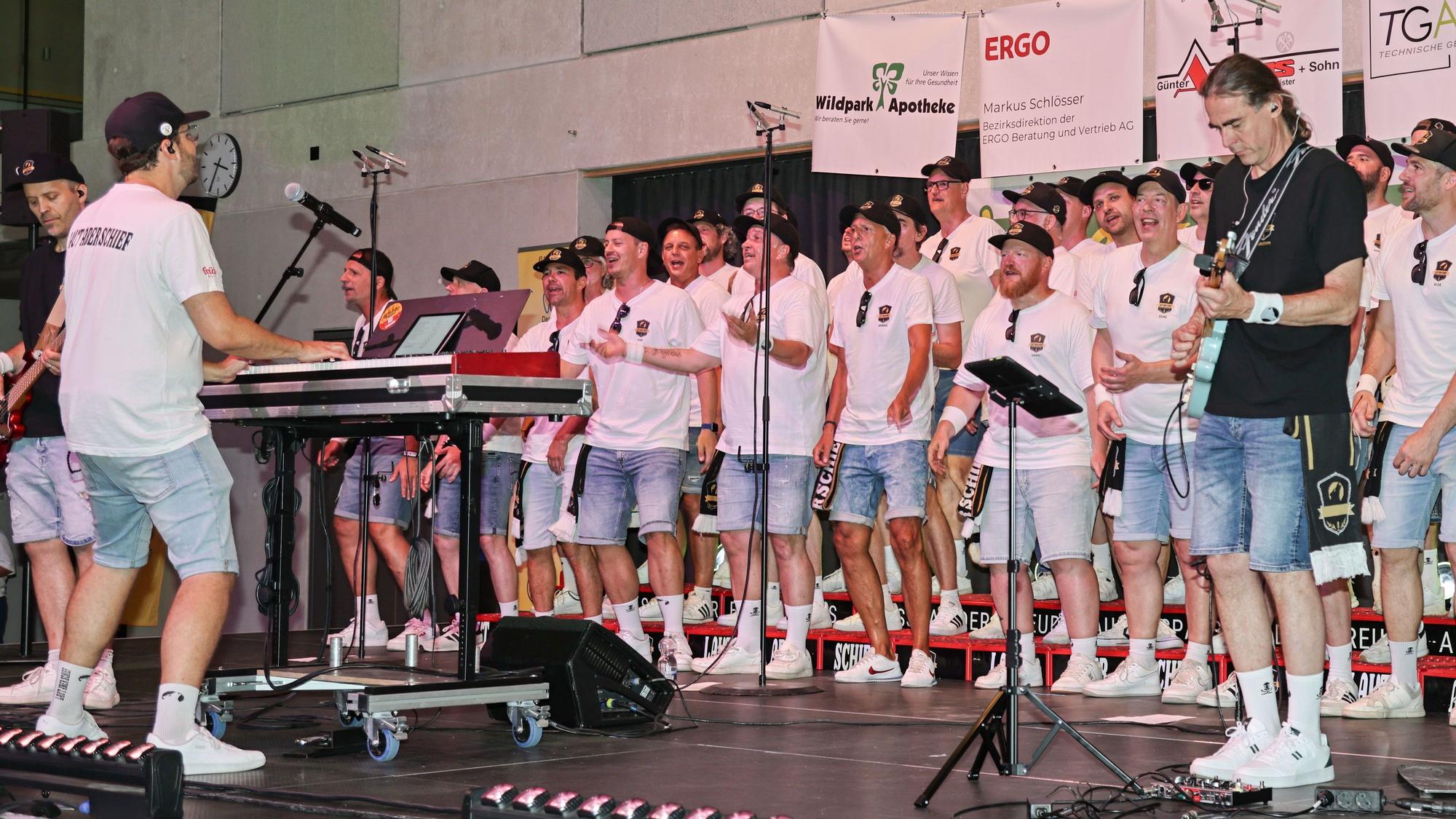 Der Chor Laut aber Schief steht auf der Bühne.
