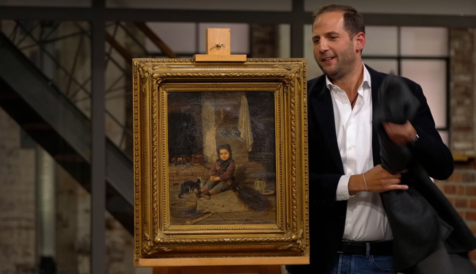 „Oooh“, reagierte Liza Kielon, als Julian Schmitz-Avila Majas Gemälde im Händlerraum enthüllte. Aber die Händler waren zurückhaltend. Als Schmitz-Avila mit 150 eröffnete, überbot er sich gleich mit 200 selbst, weil die anderen schwiegen. Walter Lehnertz lehnte ab: „Das ist nix für mich, das ist zu düster.“ (Bild: ZDF)
