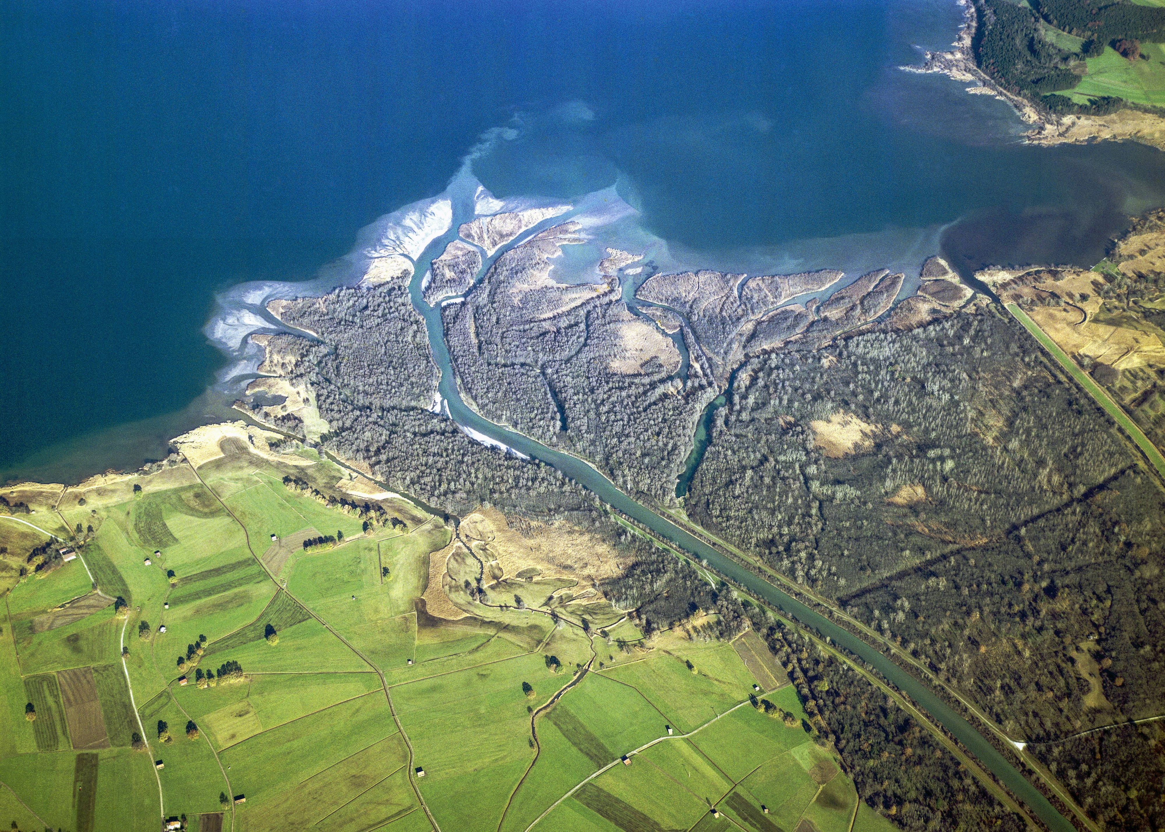 Chiemsee mit Mündungsdelta von Tiroler beziehungsweise Großer Ache.
