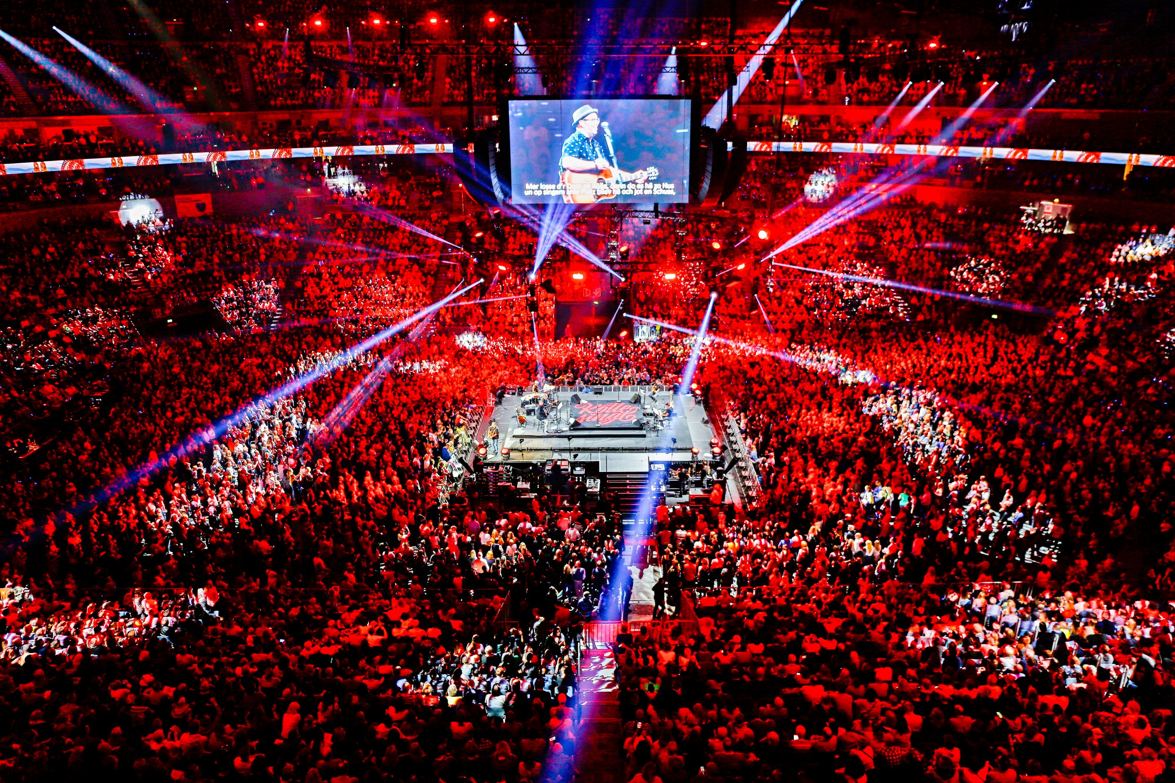 „Kölle singt“ in der ausverkauften Lanxess-Arena.
