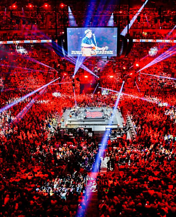 „Kölle singt“ in der ausverkauften Lanxess-Arena.