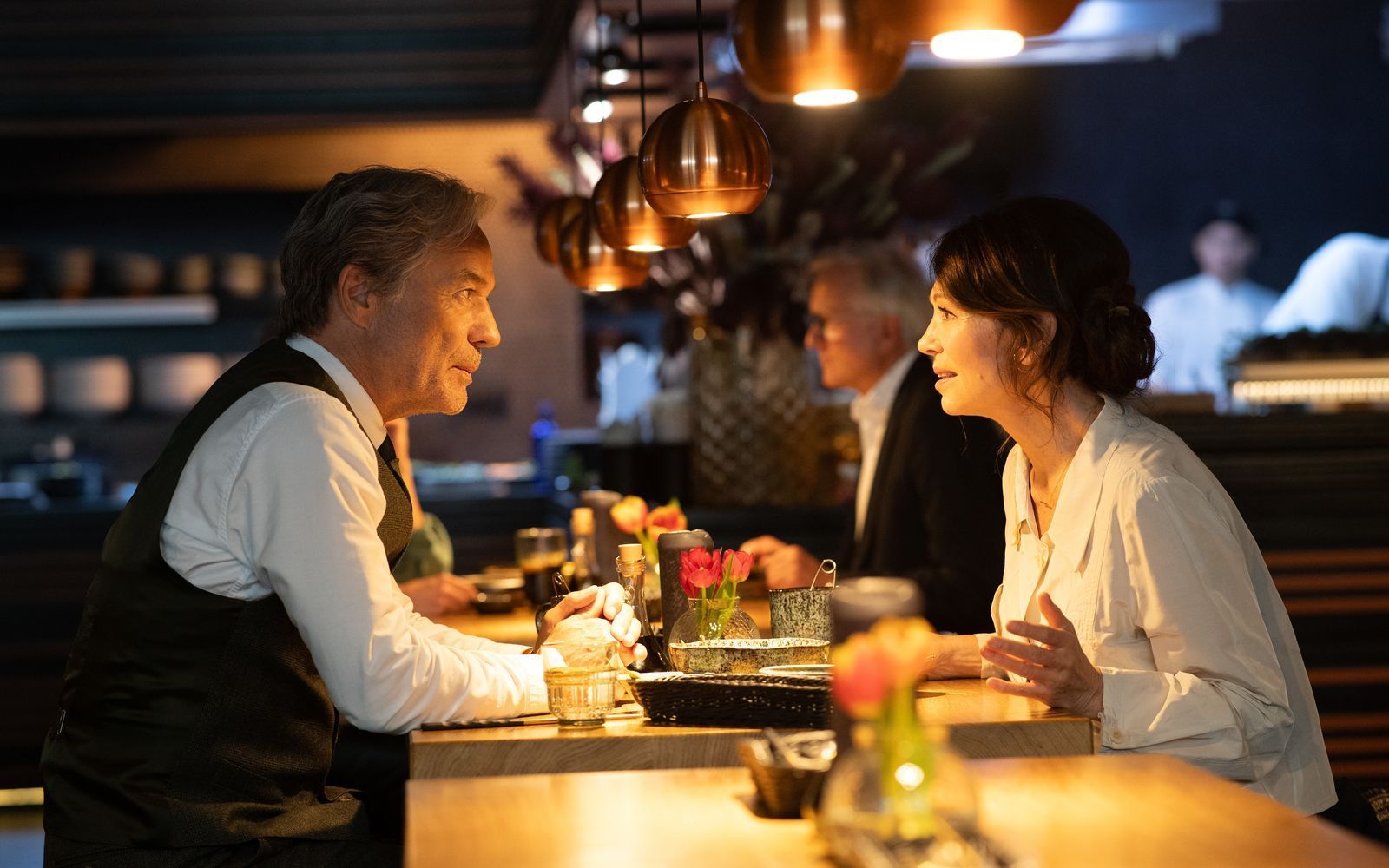 Walter (Heiner Lauterbach) möchte Kunstprofessorin Alice (Iris Berben) beeindrucken. (Bild: Leonine/Jürgen Olczyk)