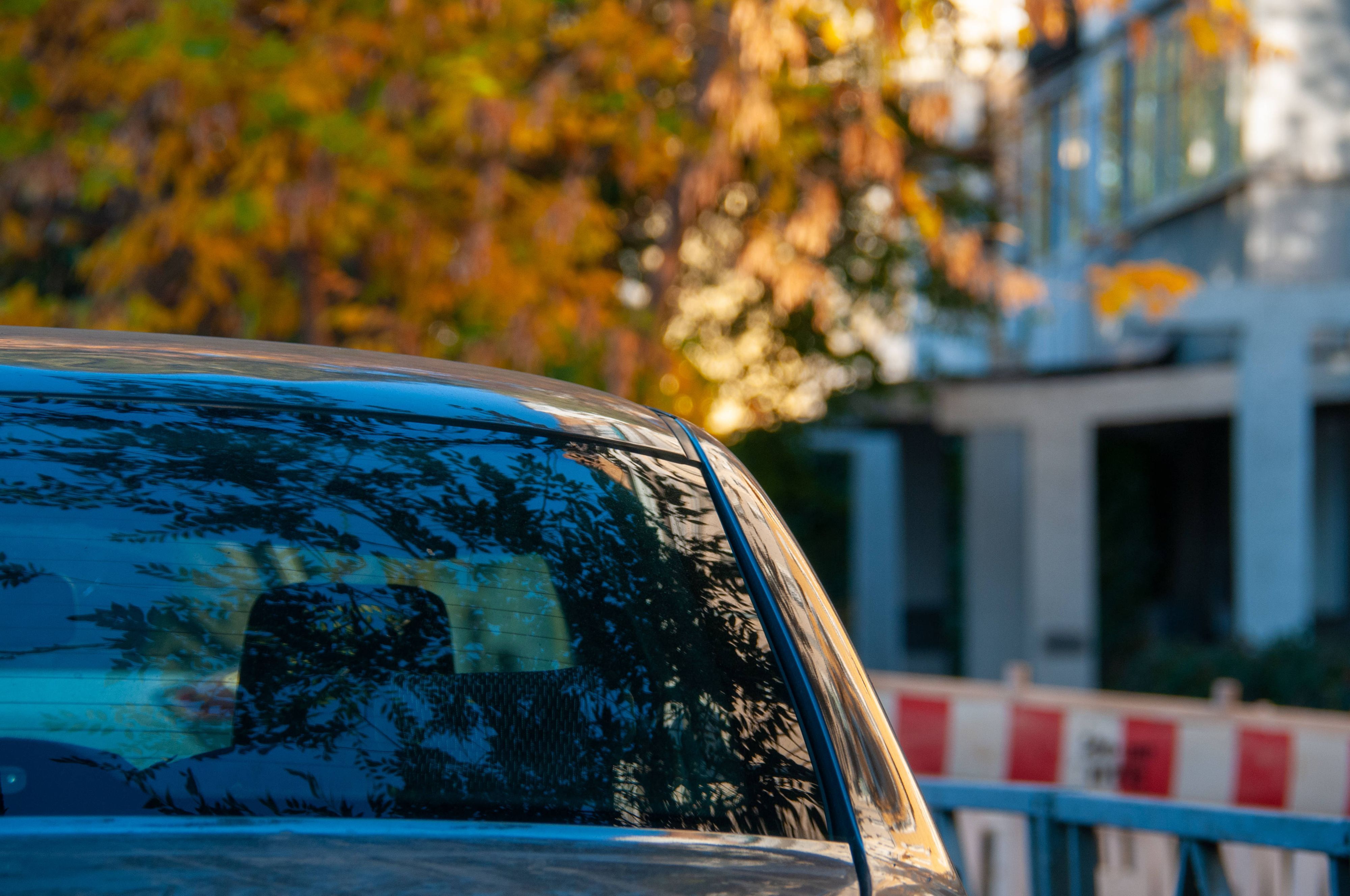 Auto steht auf Parkplatz.