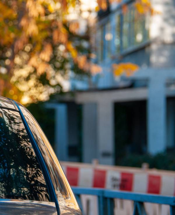 Auto steht auf Parkplatz.