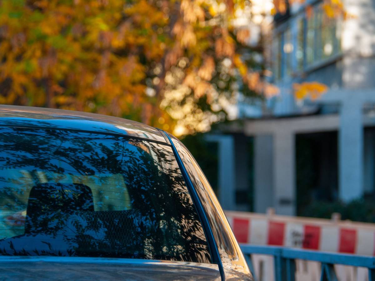 Auto steht auf Parkplatz.