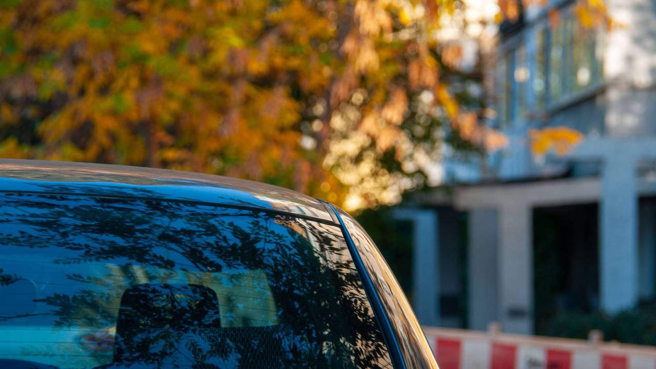 Auto steht auf Parkplatz.