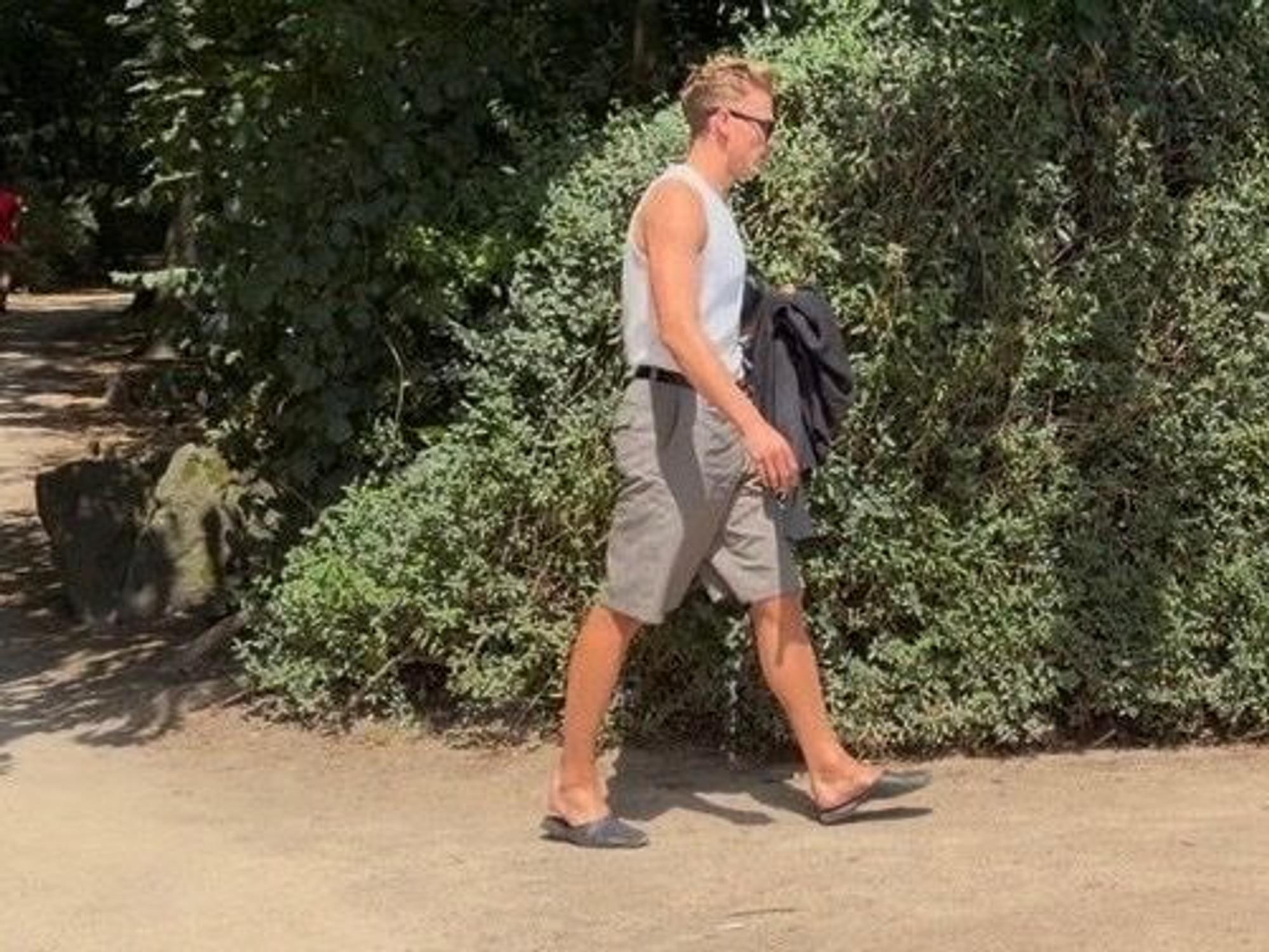 Sebastian Sebulonsen erscheint am Geißbockheim