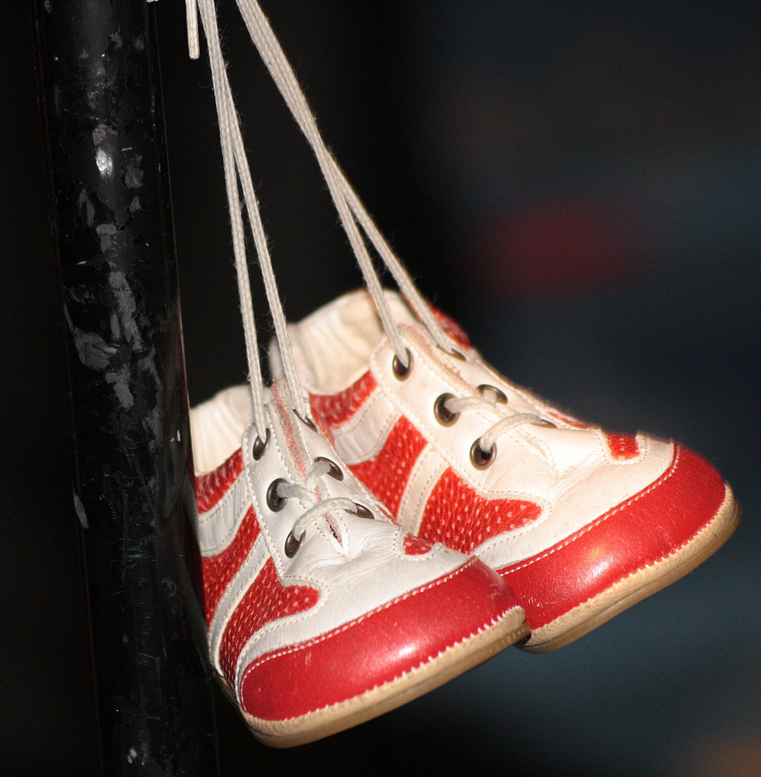 Rot-weiße Babyschuhe hängen am Mikrofonständer von Micky Nauber.