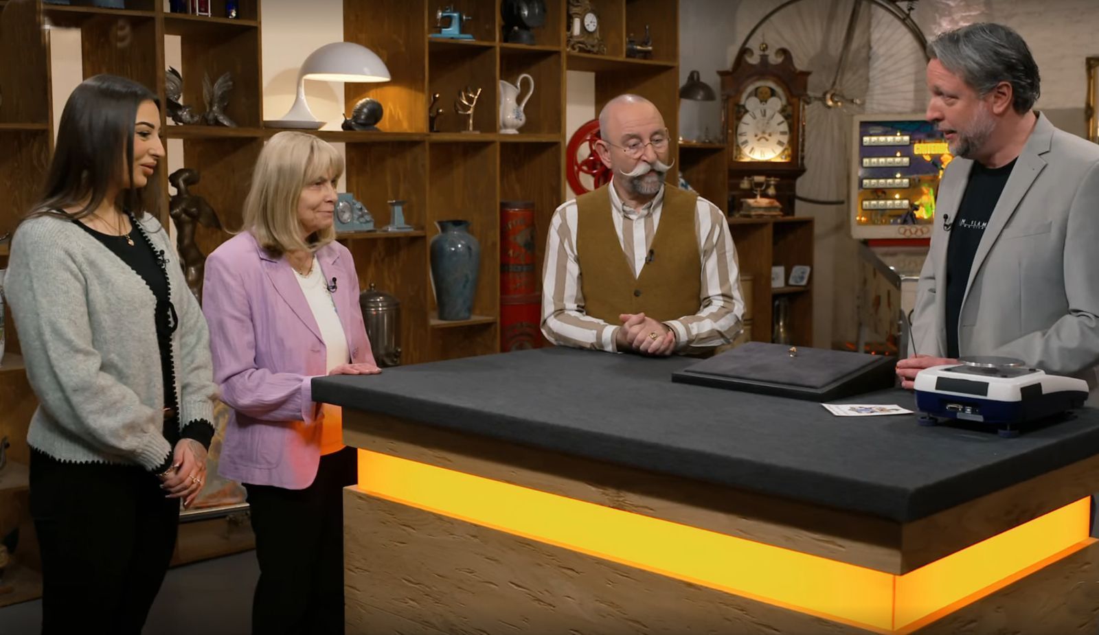 Bei Chayleen und ihrer Oma Jutta wurde es blaublütig. Jutta legte einen Wappenring vor, der von ihrer Schwiegermutter stammte. Die bekam ihn von ihrem Ehemann, einem Grafen aus dem Adelsgeschlecht Wassilko von Serecki. Fachmann Patrick Lessmann wusste: Das Adelsgeschlecht stammt aus dem 11. Jahrhundert, das vorgelegte Wappen aus dem späten 19. Jahrhundert. Und der Ring? (Bild: ZDF)
