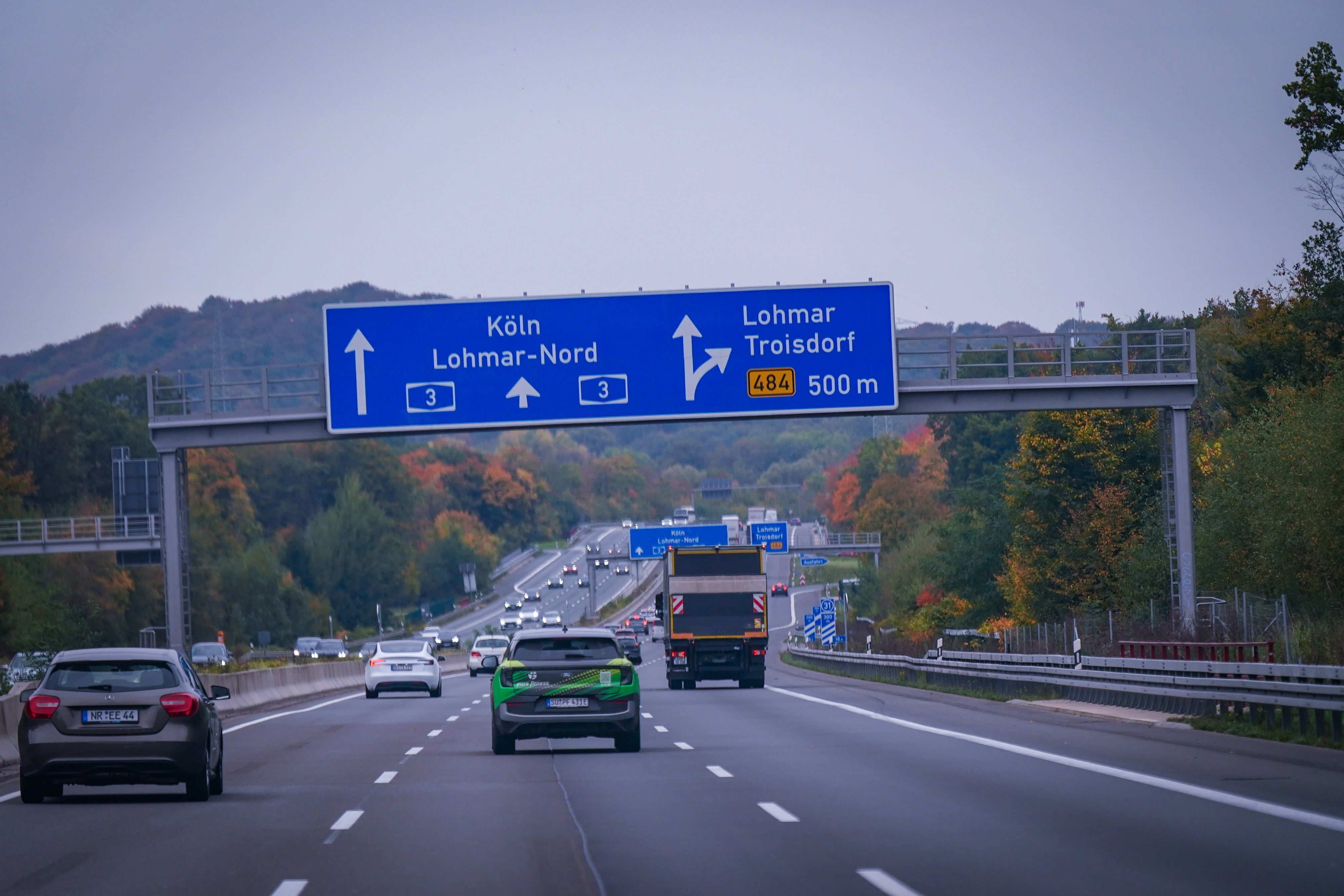 Ein Mercedes-Fahrer ist in der Nacht auf der A3 bei Lohmar gegen einen Einkaufswagen gekracht (Symbolbild).