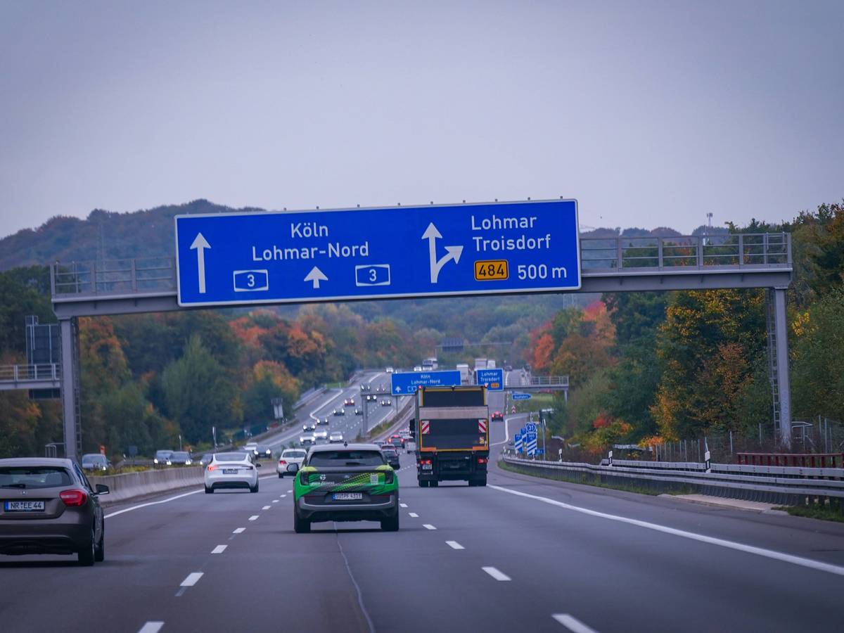 Ein Mercedes-Fahrer ist in der Nacht auf der A3 bei Lohmar gegen einen Einkaufswagen gekracht (Symbolbild).