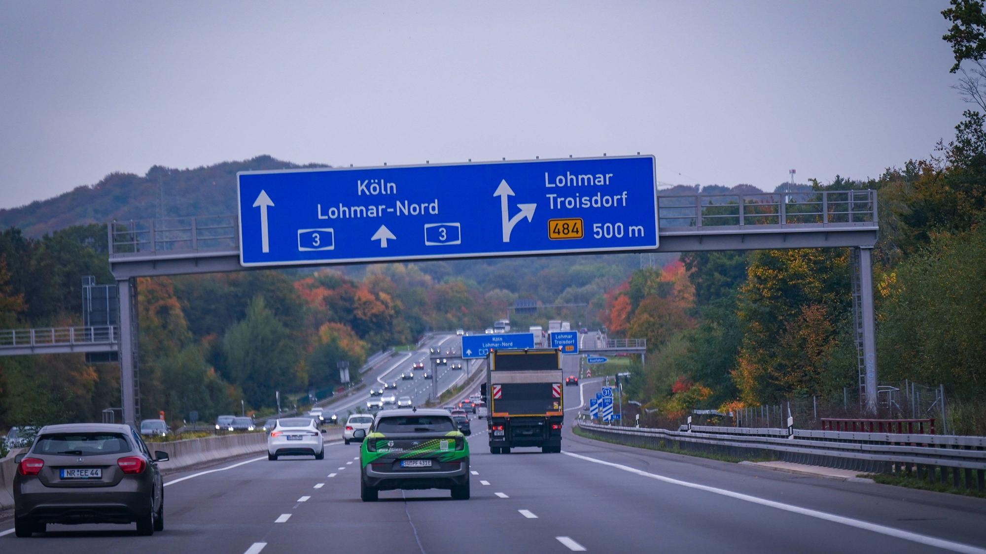 Ein Mercedes-Fahrer ist in der Nacht auf der A3 bei Lohmar gegen einen Einkaufswagen gekracht (Symbolbild).