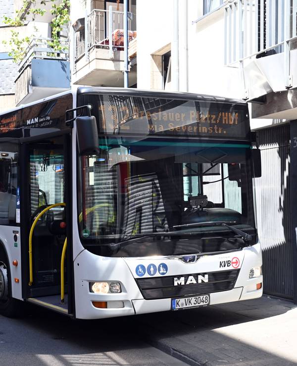 Ein Bus hat einen Balkon gerammt.