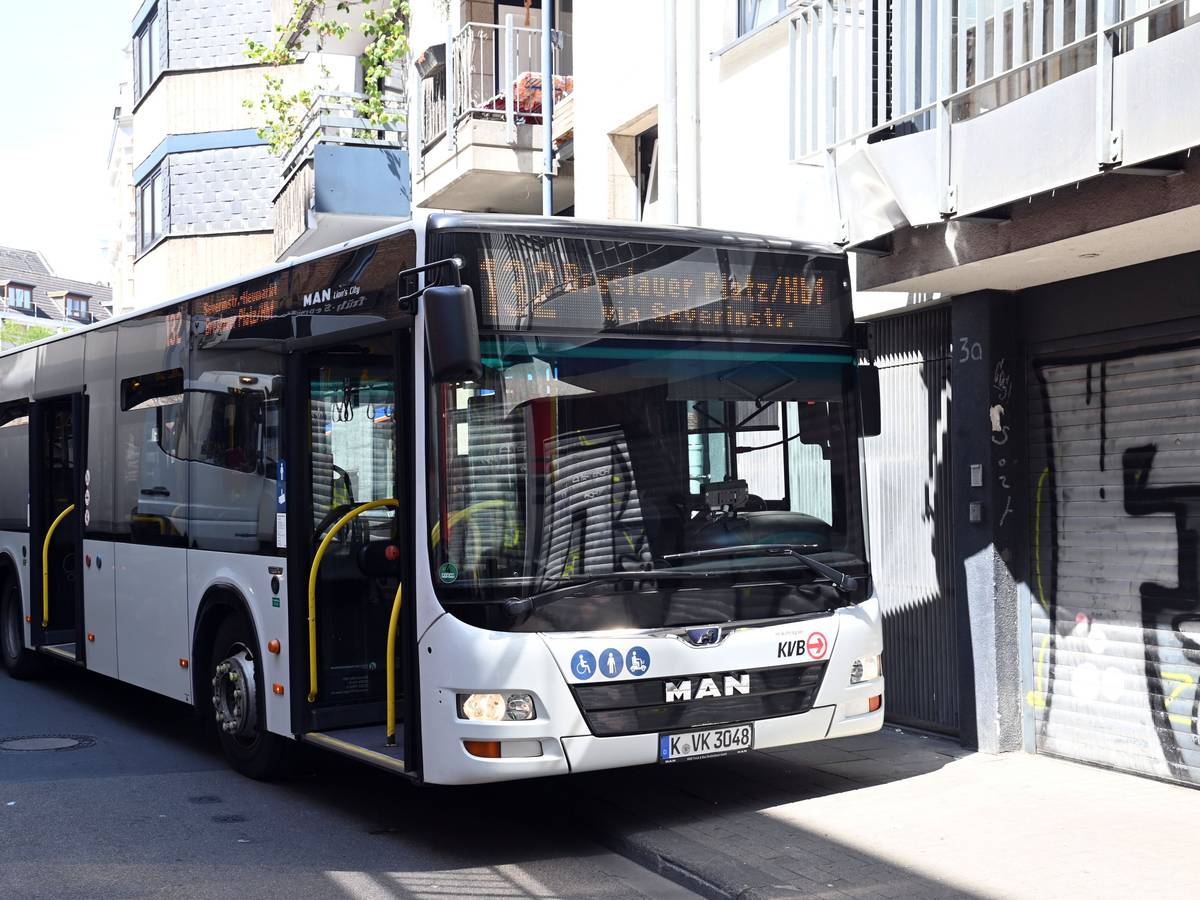 Ein Bus hat einen Balkon gerammt.