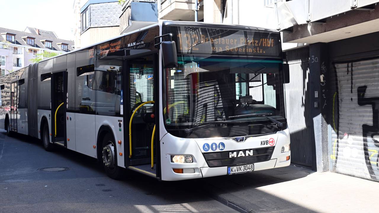 Ein Bus hat einen Balkon gerammt.