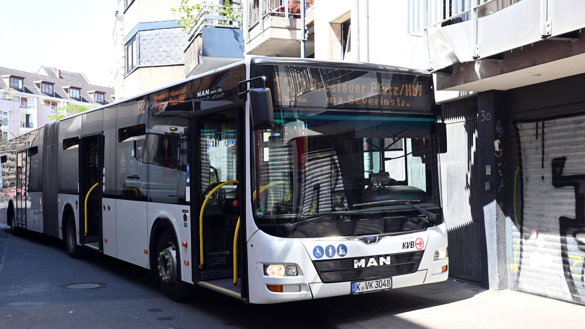 Ein Bus hat einen Balkon gerammt.