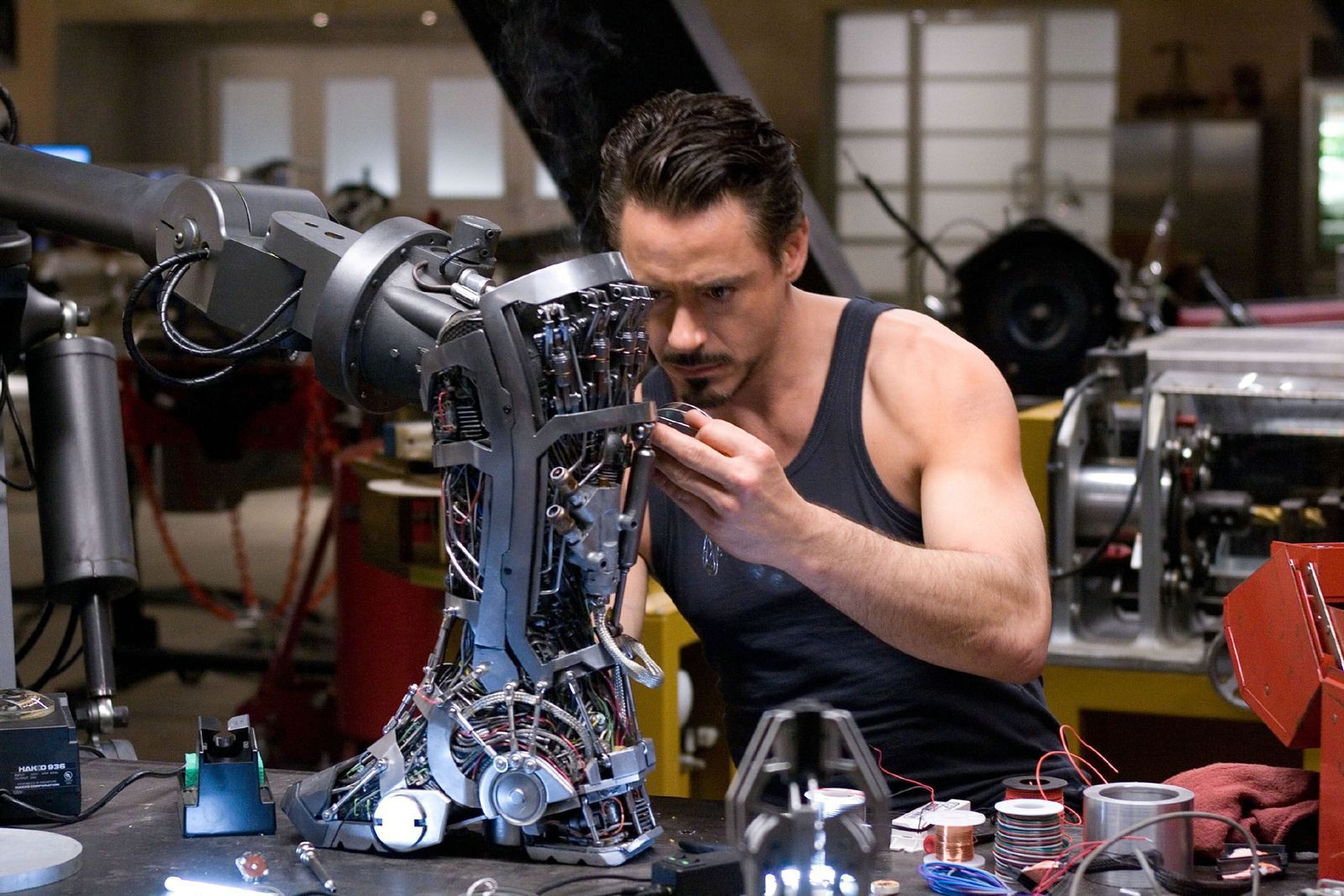 Zu schön, um wahr zu sein: Tony Stark (Robert Downey Jr.) erfindet einen sauberen, tragbaren Superreaktor, mit dem bei Serienreife alle Energieprobleme der Menschheit gelöst wären. 
 (Bild: 2008 MVL Film Rinance LLC.)