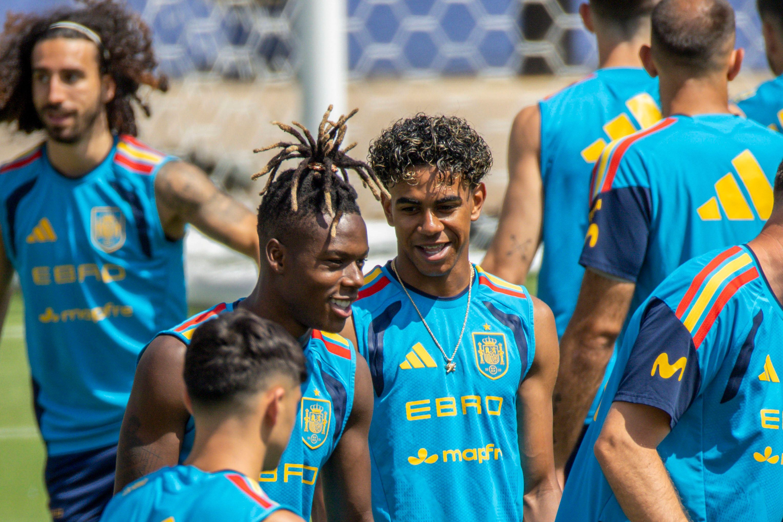 Lamine Yamal und Nico Williams unterhalten sich beim Training der spanischen Nationalmannschaft.