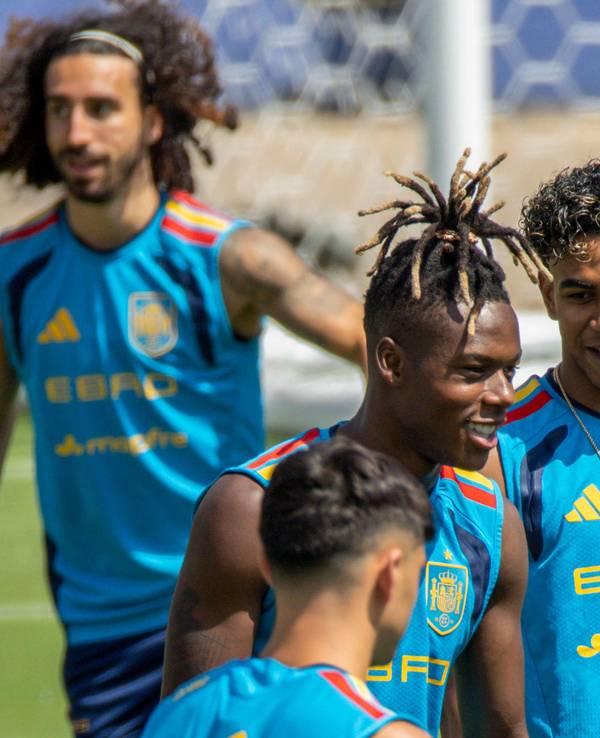 Lamine Yamal und Nico Williams unterhalten sich beim Training der spanischen Nationalmannschaft.