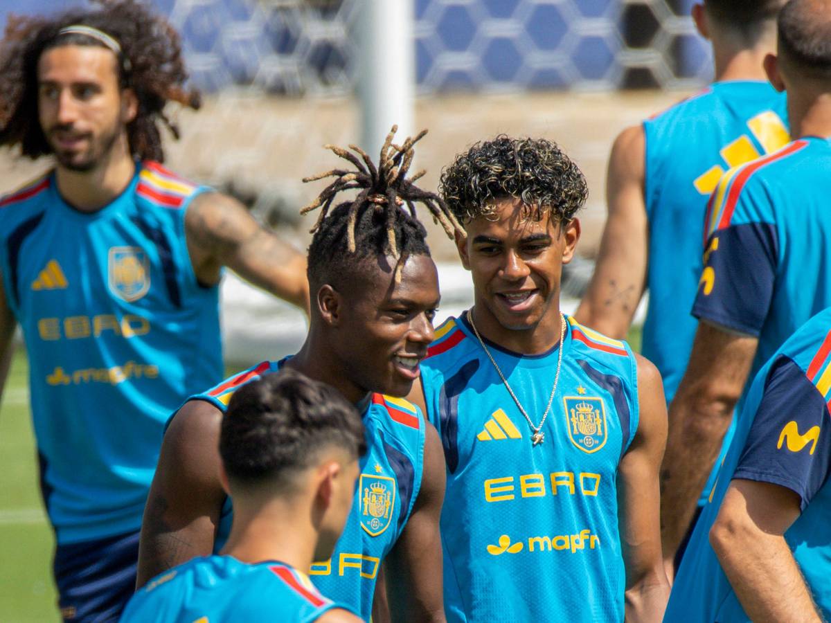 Lamine Yamal und Nico Williams unterhalten sich beim Training der spanischen Nationalmannschaft.