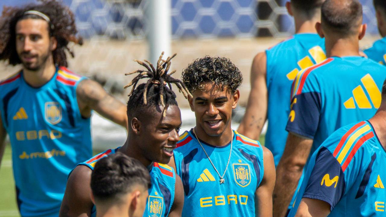 Lamine Yamal und Nico Williams unterhalten sich beim Training der spanischen Nationalmannschaft.