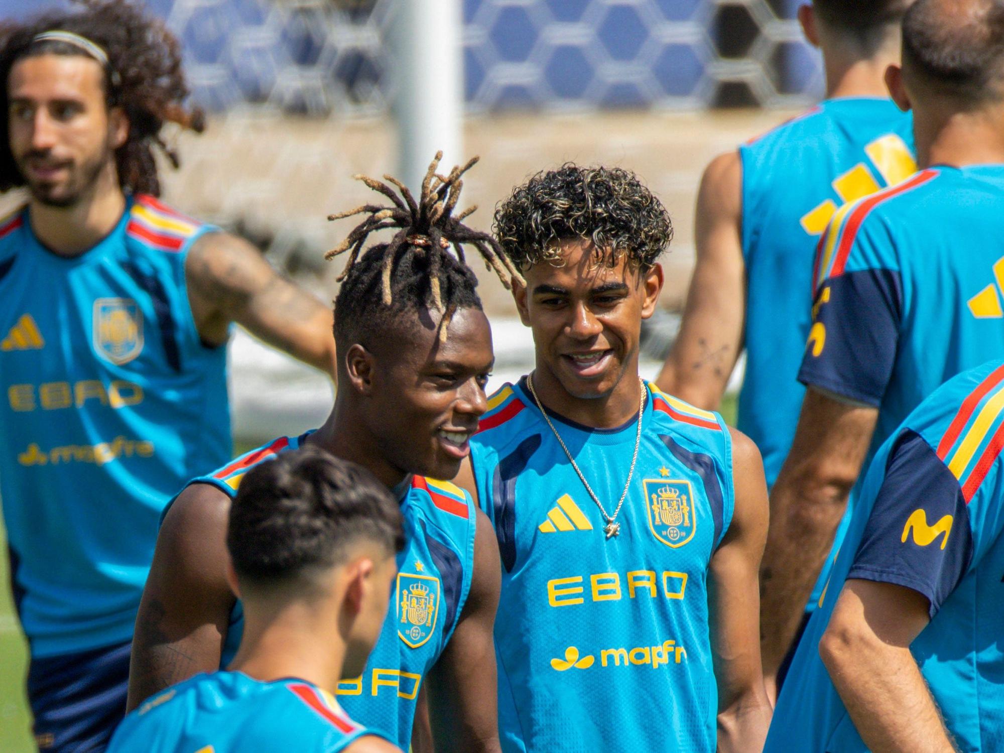 Lamine Yamal und Nico Williams unterhalten sich beim Training der spanischen Nationalmannschaft.