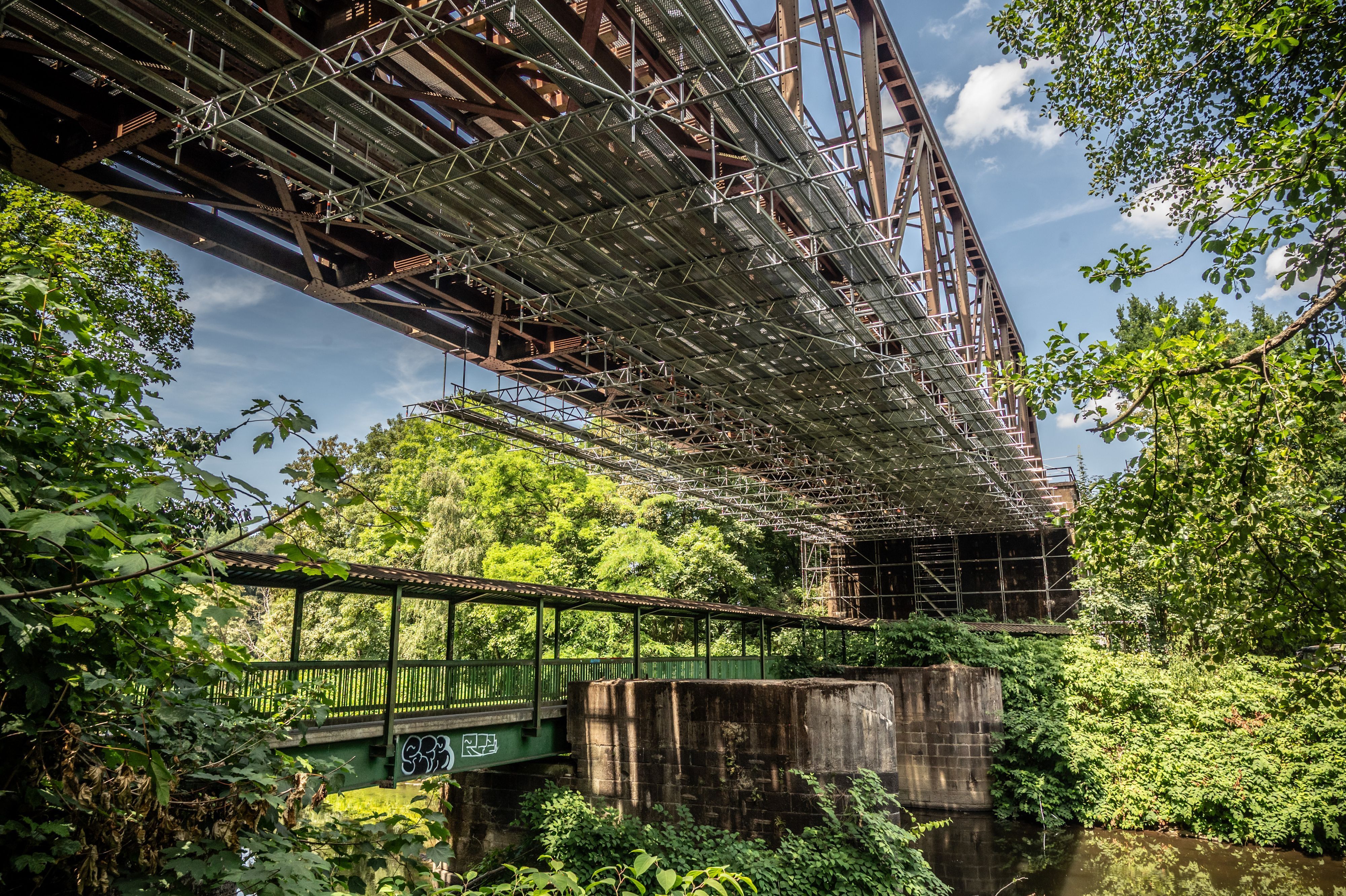 Bahn: An der Wupperbrücke der Strecke zwischen Opladen und Leichlingen wurde ein schaden entdeckt, weshalb eines der beiden Gleise nicht genutzt wird. Bild: Ralf Krieger
