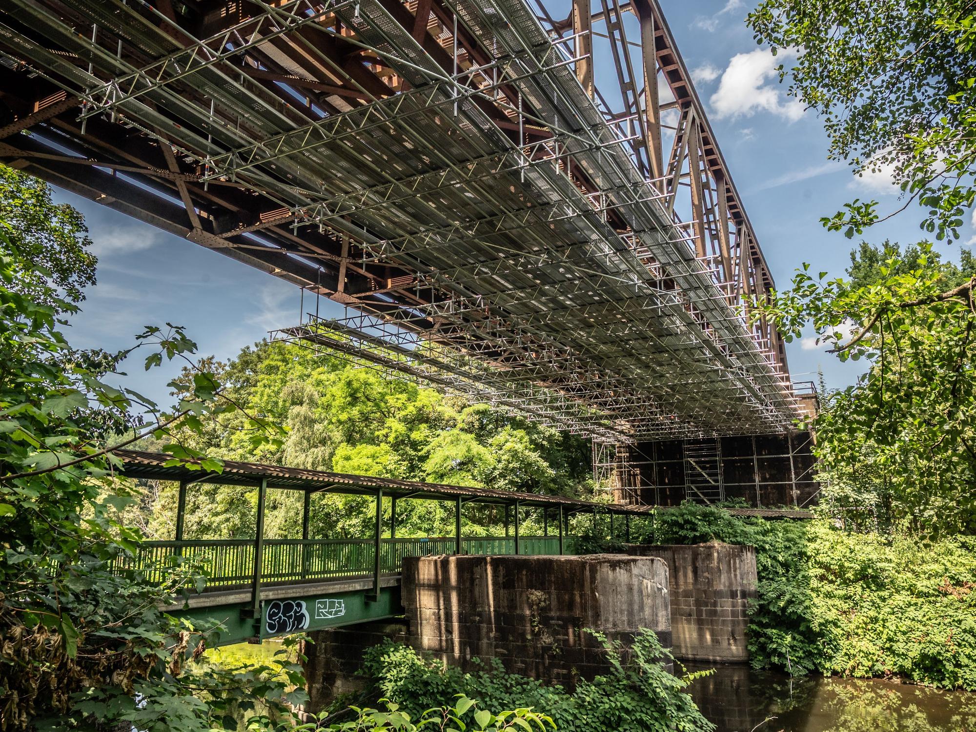 Bahn: An der Wupperbrücke der Strecke zwischen Opladen und Leichlingen wurde ein schaden entdeckt, weshalb eines der beiden Gleise nicht genutzt wird. Bild: Ralf Krieger