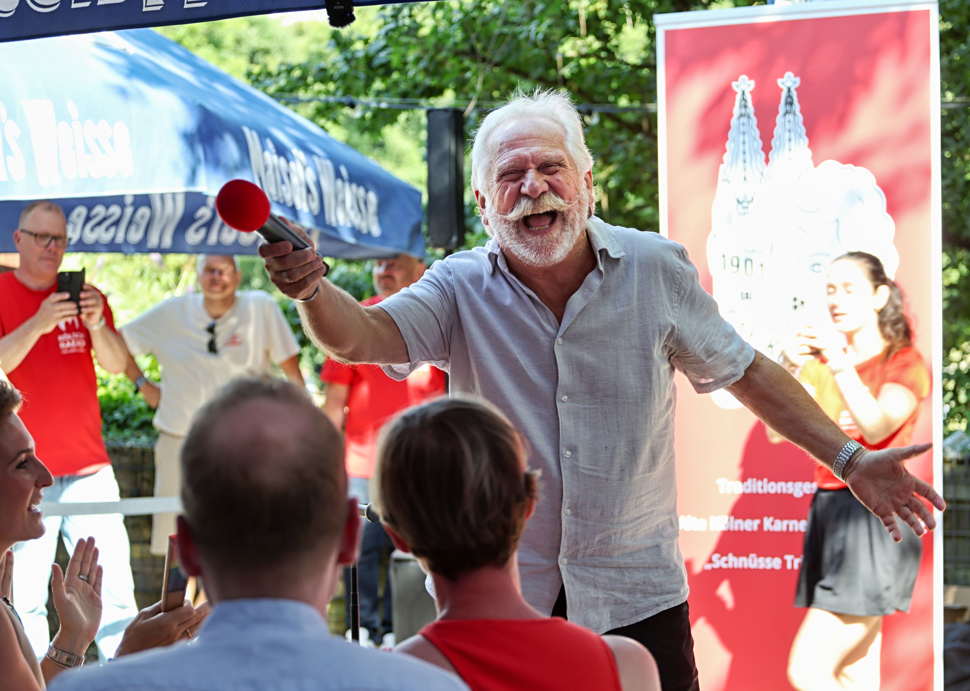 Henning Krautmacher singt mit den Gästen im Biergarten.